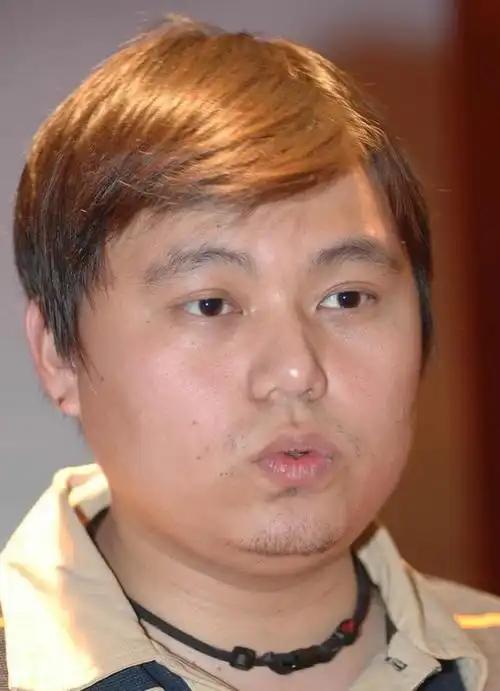 2009年的一天，顺德海关食堂大家正在吃饭。突然，一位领导盯着电视喊道：“这不是