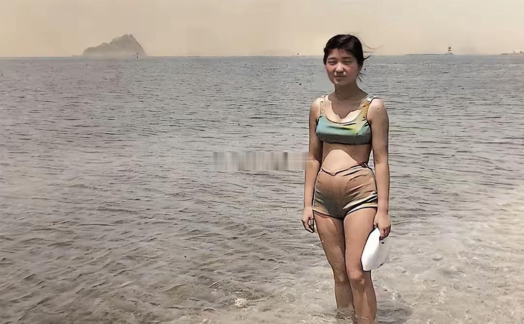 这谁能想的到？1967年，一个年仅15岁的女孩在海边拍照谁也想不到啊，有朝一日，