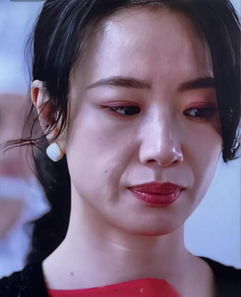 一部剧，两套滤镜。李梦的皱纹能夹死蚊子，钟汉良的脸却磨得像剥了壳的鸡蛋。 