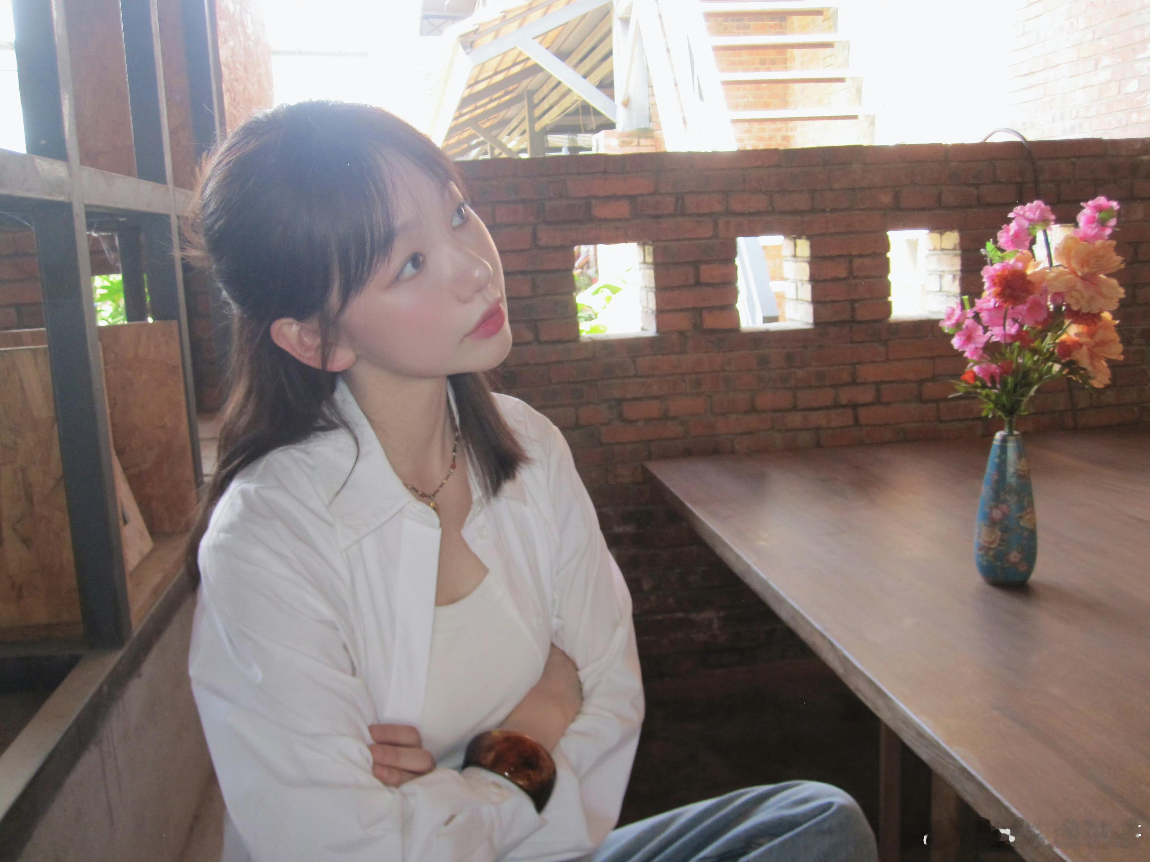 徐梦洁拍戏把胆子练大了 谁能想到徐梦洁能从校园剧无缝衔接悬疑剧！校园里的她纯真可