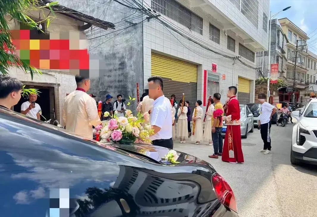 洛阳一男子在婚礼当天租了5辆婚车，哪曾想，就在准备出发接新娘时，对方竟然要求给每