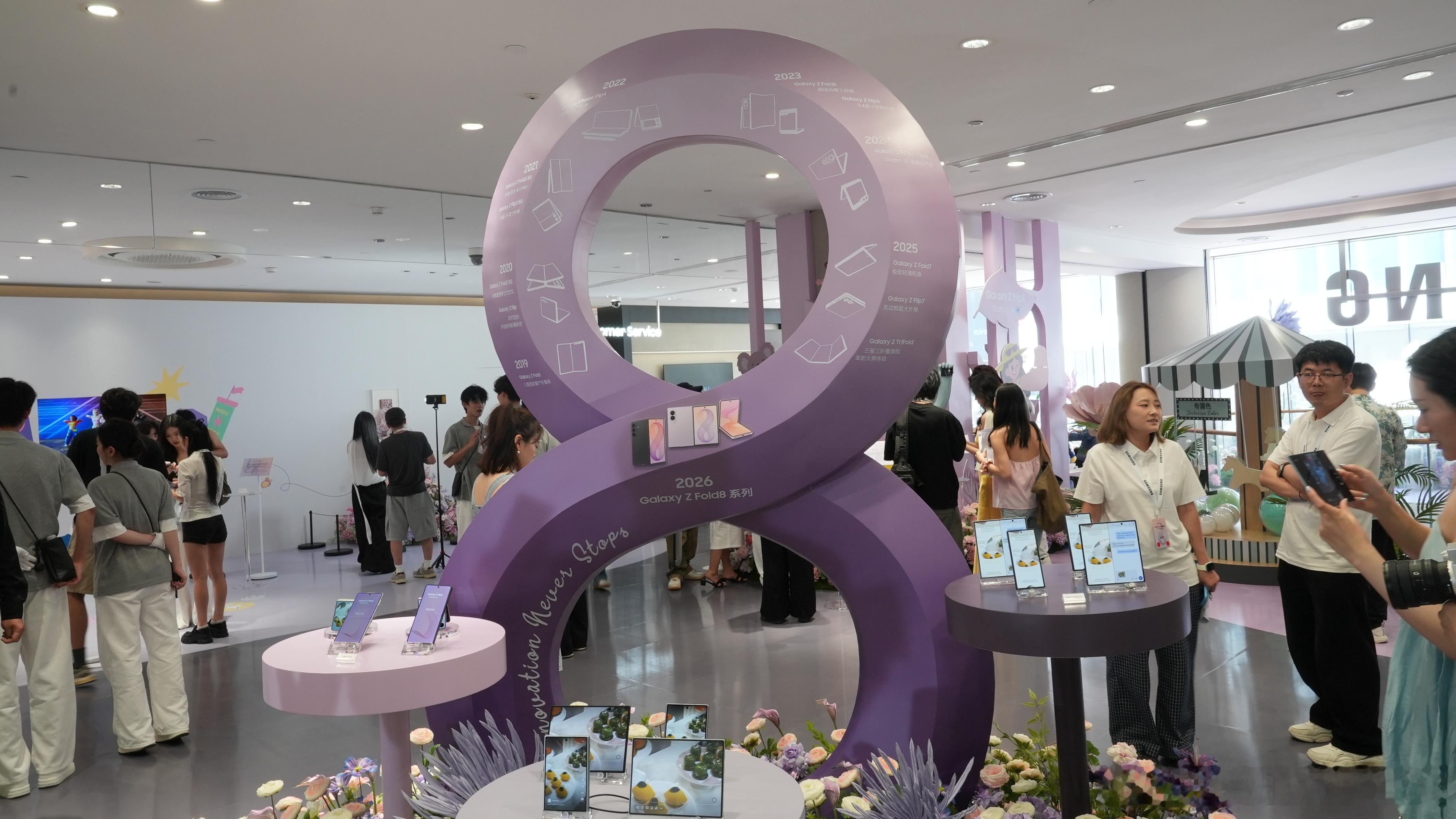 本来只是路过逛街，被门店热闹场景吸引，体验三星 Fold 8，真机上手确实有不少