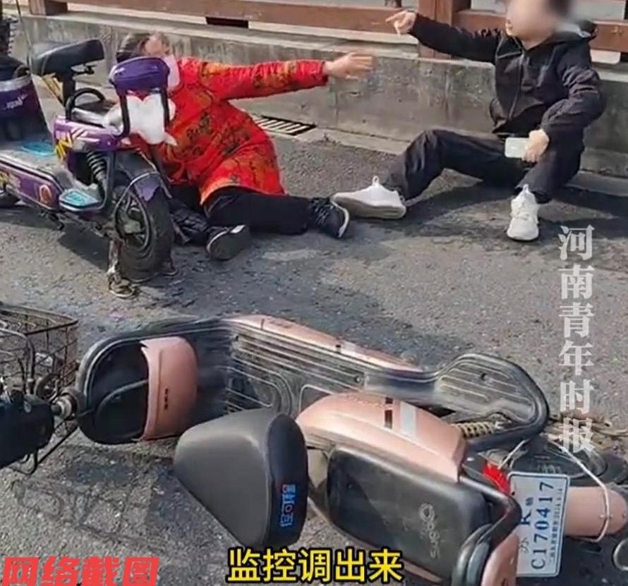 江苏有小伙和大妈骑车相撞后，竟然被大妈的老伴上来就踹了一脚。

事后小伙与其理论