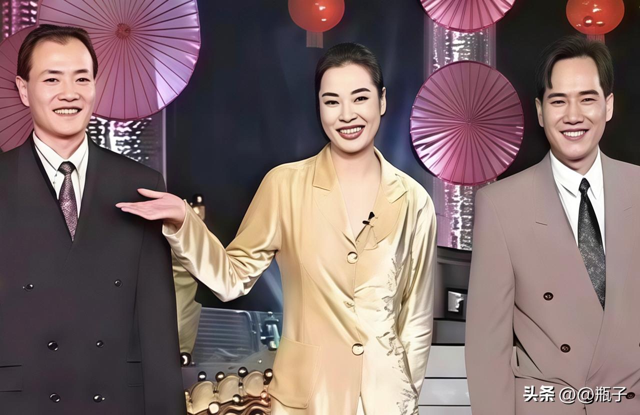 毛阿敏1963年生于上海工人家庭，家中排行老三，上面两位亲哥哥，大哥比她大5岁，
