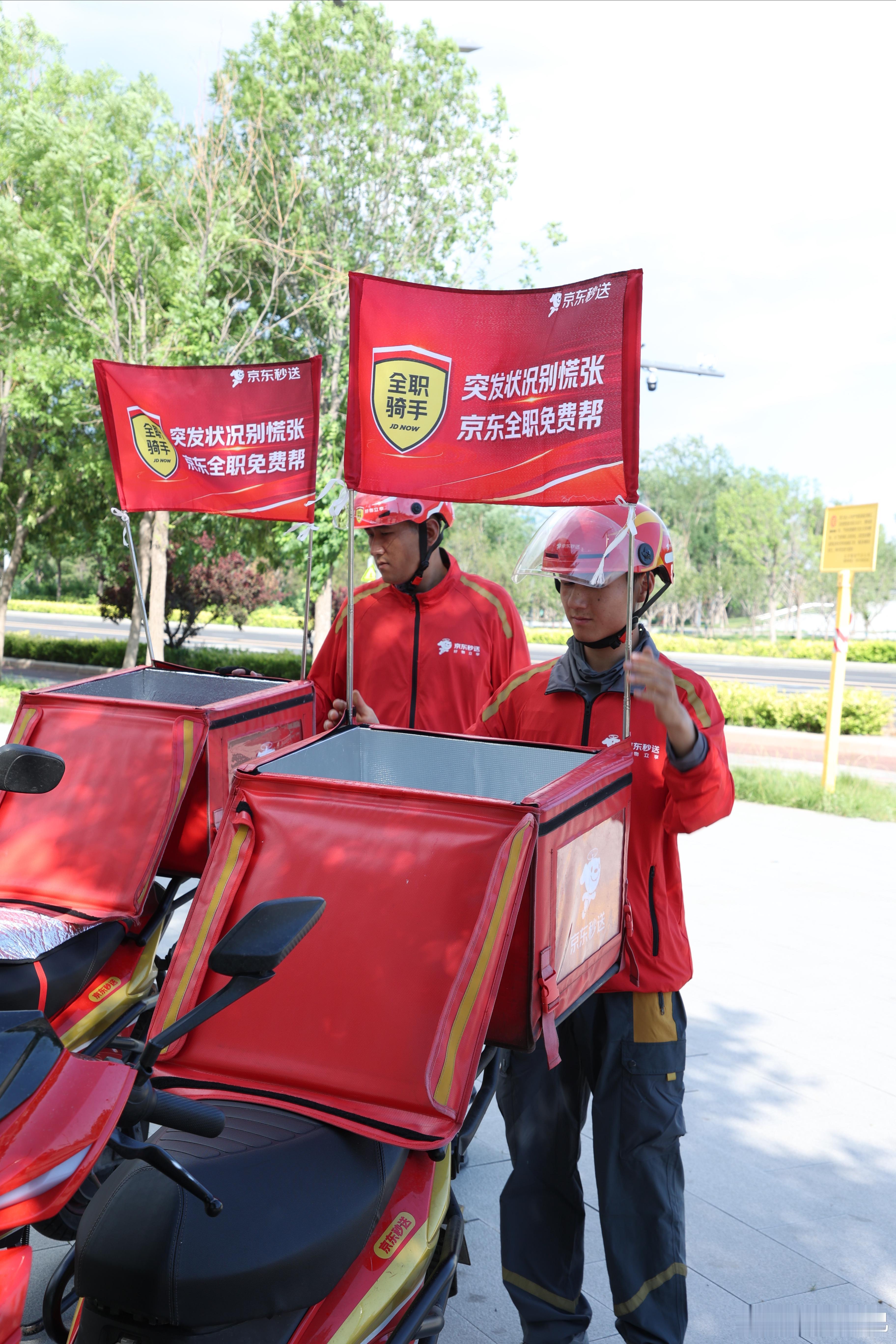 考生最着急时遇到了京东骑手15万骑手全城流动待命，百余助考点专人驻守，经过专项培
