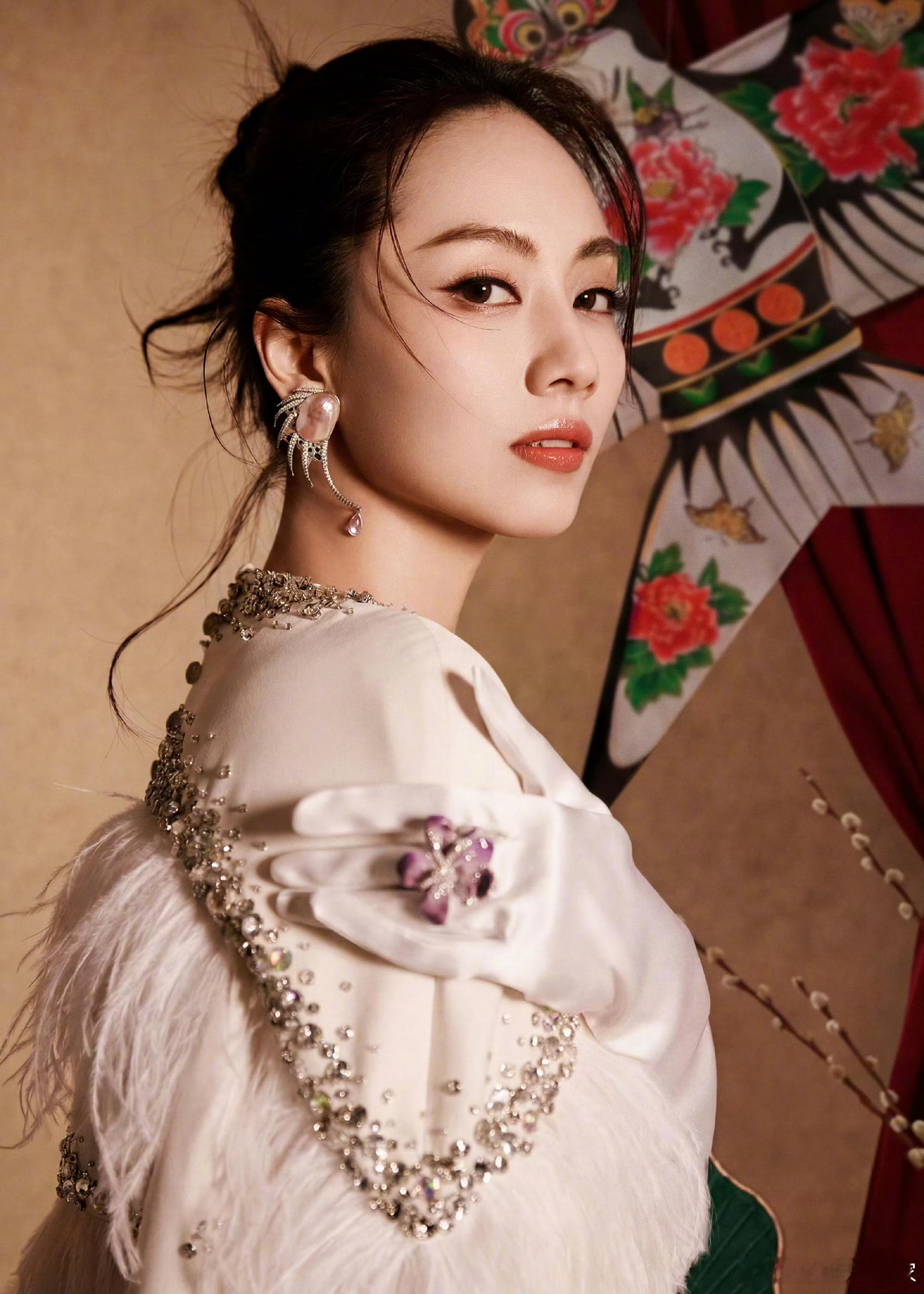 兼具细腻叙事与粤曲韵味，刘惜君若以粤语歌开启歌手首秀，将用独特音色拓宽舞台曲风边