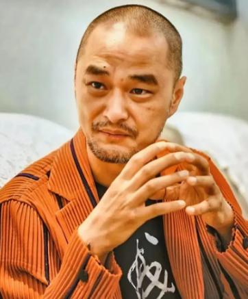 “人没本事，一看便知！”2024年，身价8个亿的冯唐，语出惊人：“只有穷人，才会