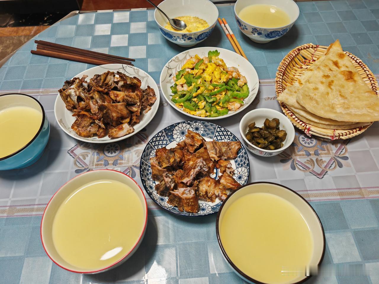 昨天下午四点多，老公从济宁飞机场高速路口下高速，走省道，六点我们老少四口人到家了