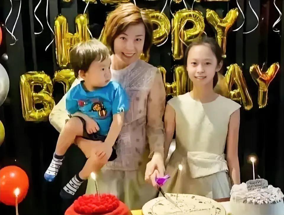 张怡宁给女儿过生日，尽显母爱伟大，昔日大魔王今日慈母心，女儿太像她了，不知道有没