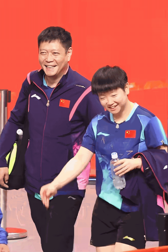 4:0开心下班，孙颖莎和主管教练邱贻可一路有说有笑，画面看上去十分温馨幸福呀[大