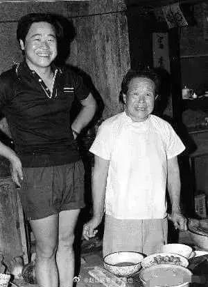 1987年，莫言和其母亲在灶台前的合影，母子长得真是很像哈。   