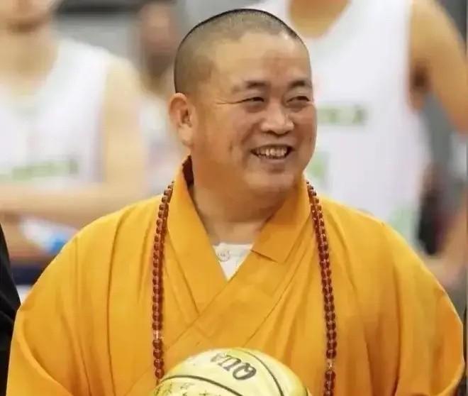 不扒不知道，一扒吓一跳，侍奉释永信的贴身侍者释延勤说：有一盘红烧肉和酒，瞬间惊呆