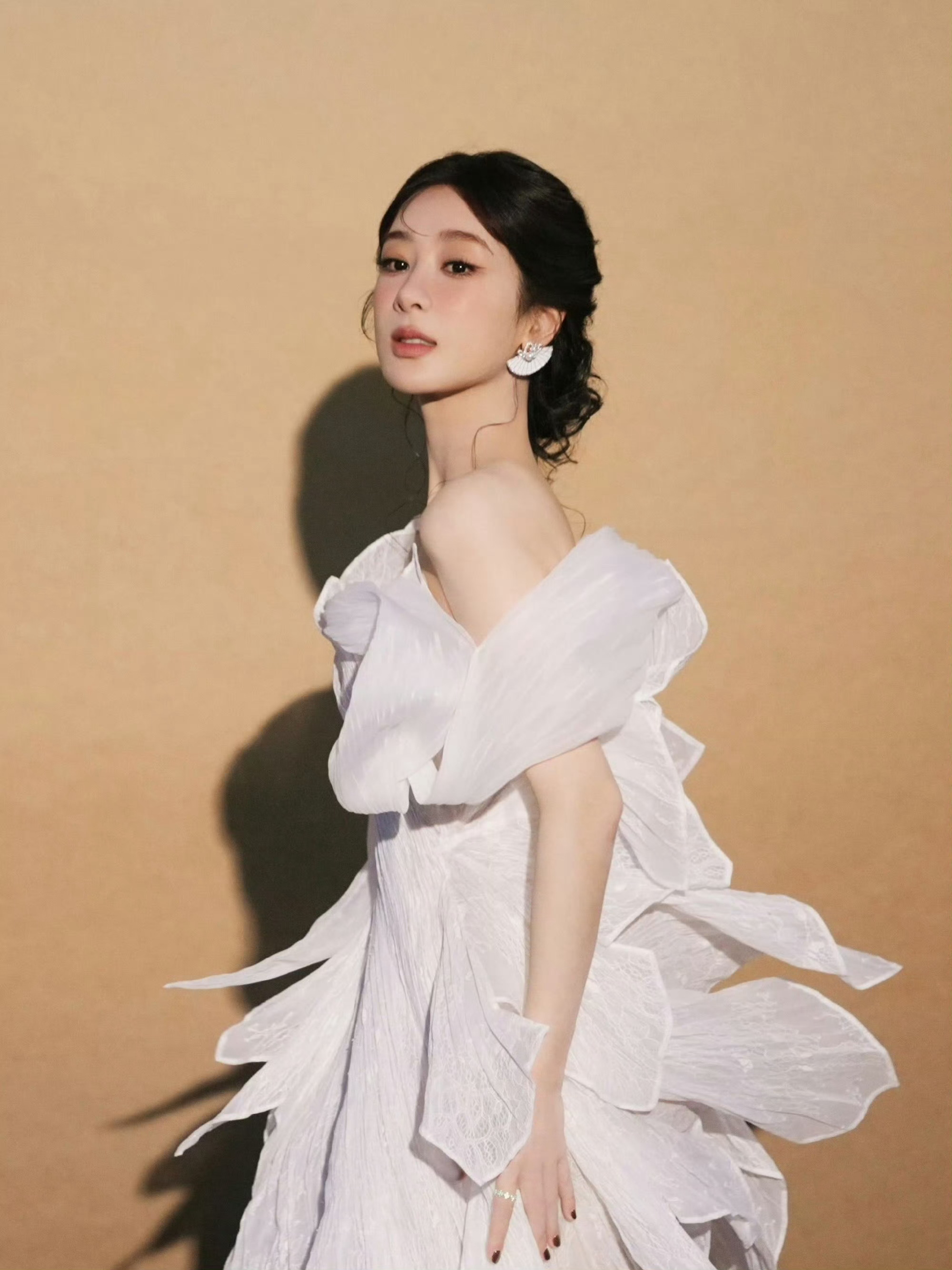 杨紫白玉兰最佳女主提名公式照杨紫的白玉兰提名写真氛围感直接拉满！一袭轻盈白裙优雅