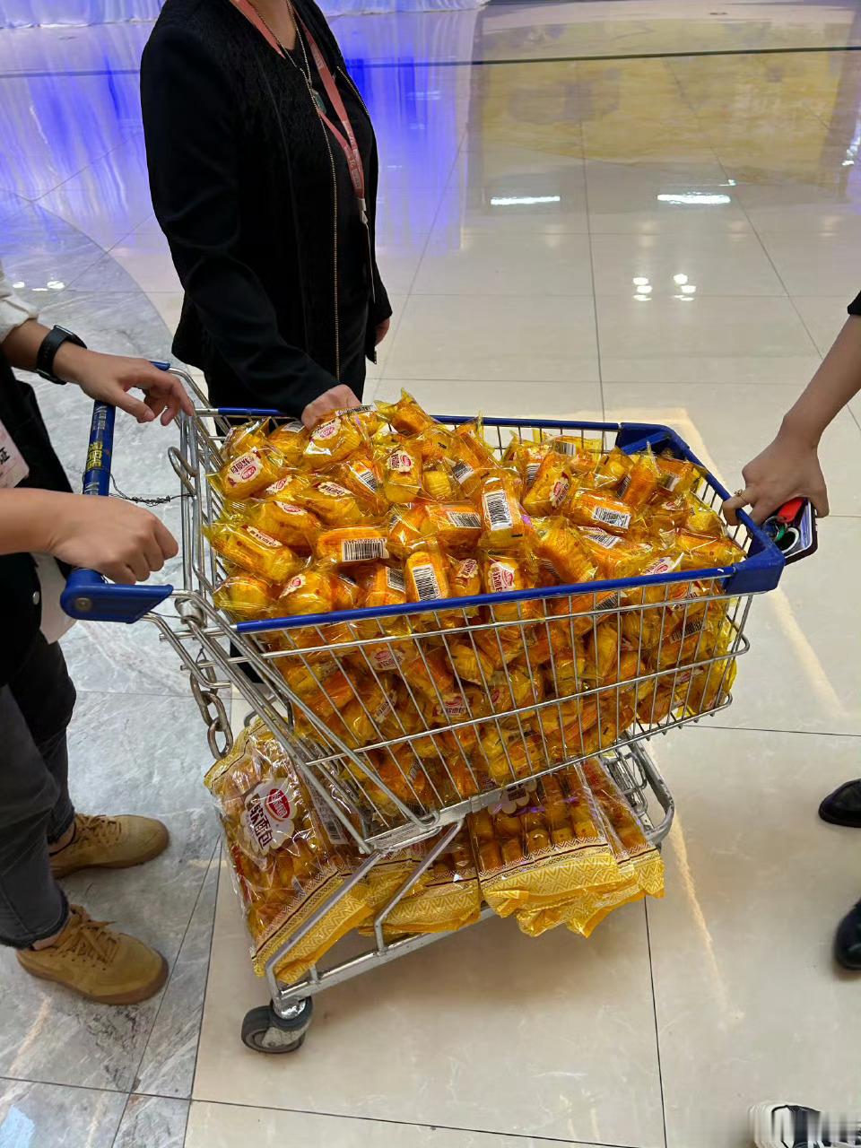 你们知不知道以前热巴给粉丝逆应援送盼盼小面包的事