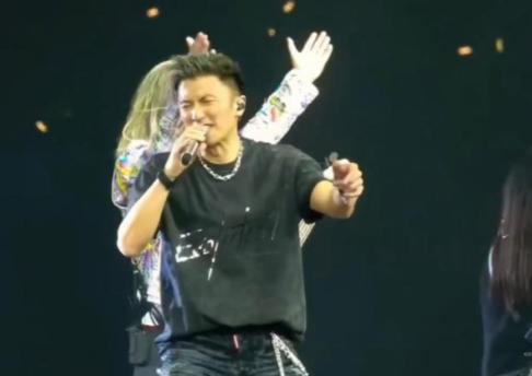 2000年，他们两人相识，后来谢霆锋在红馆开唱，唱到一半突然把话筒一撂，冲着台下