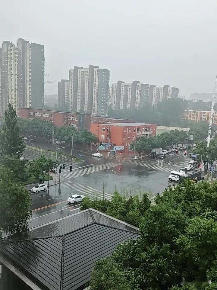孤独是感觉
彻底孤独
说明病了
对周边失去了感知能力

正常人
即便孤身一人
也