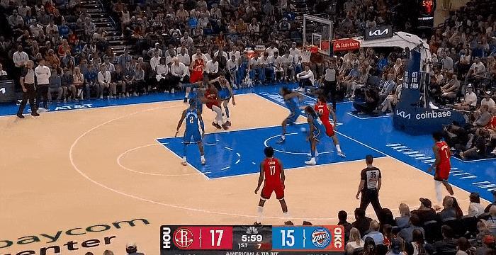 探囊取物！杜兰特欧洲步轻松完成得分！
在今天NBA揭幕战火箭对阵雷霆的第一节比赛