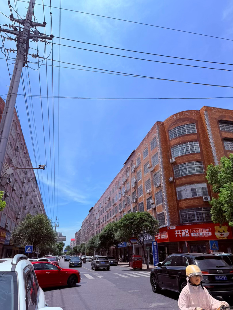 生活手记记录真实生活摄影摄影摄影 盛夏晴光，一城温柔盛景七月的风裹挟着滚烫的日光