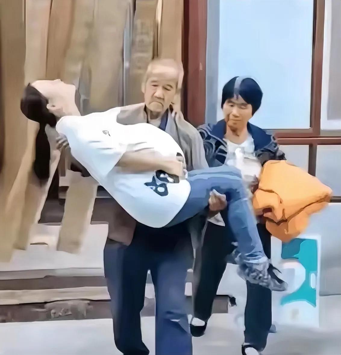 儿媳临产腹痛难忍，公爹一把抱起往医院走，邻居劝道：“快把她放下，要被人说闲话的。