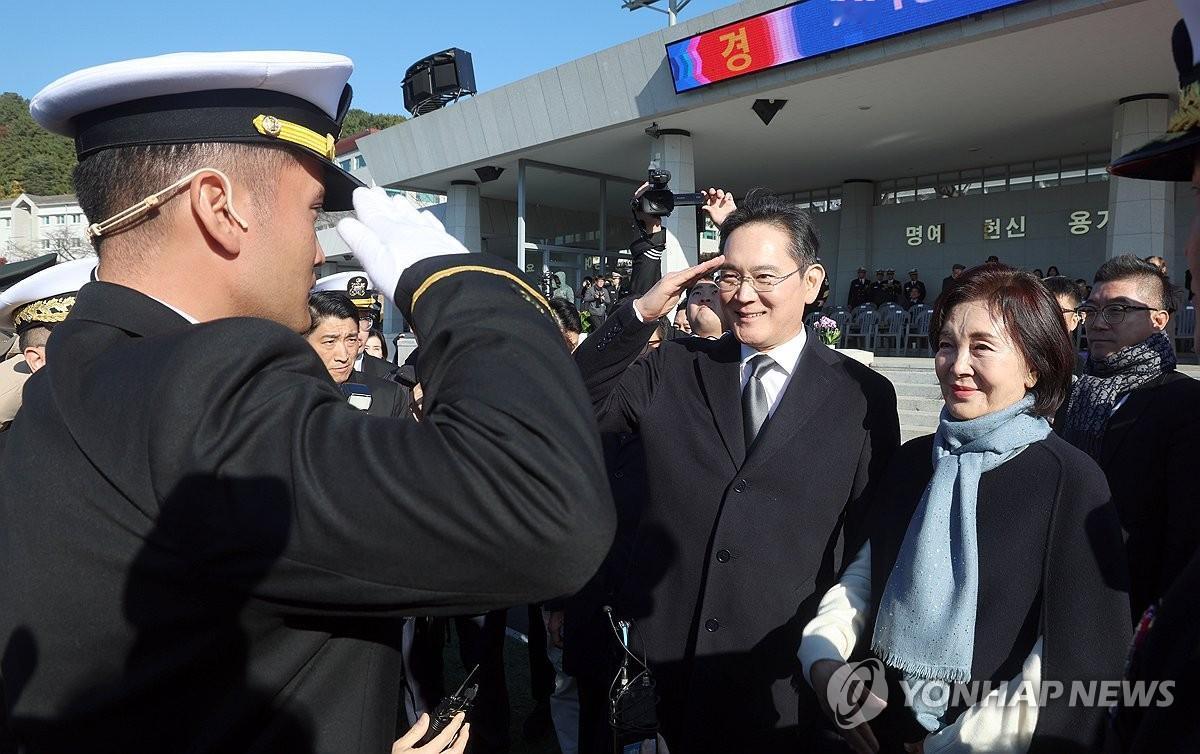 【三星电子掌门人李在镕的儿子被授予韩国海军少尉军衔】
11月28日，在庆尚南道昌