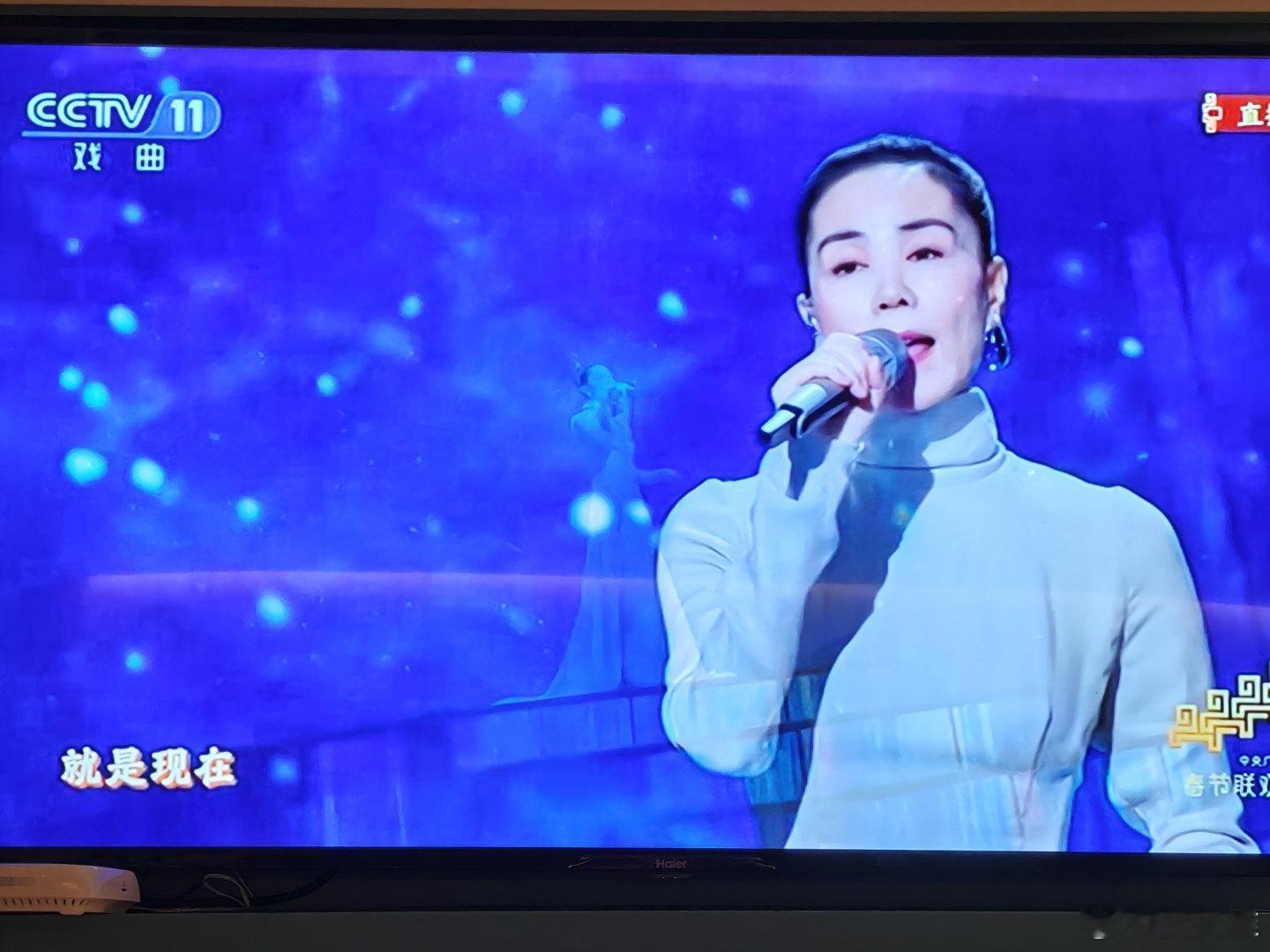 春晚王菲登场了，真的老了，岁月不饶人。 