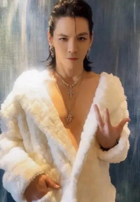 微博视界大会星光璀璨，众星闪耀京城！🌟

张天爱携手江奇霖演绎港风美学，现场氛