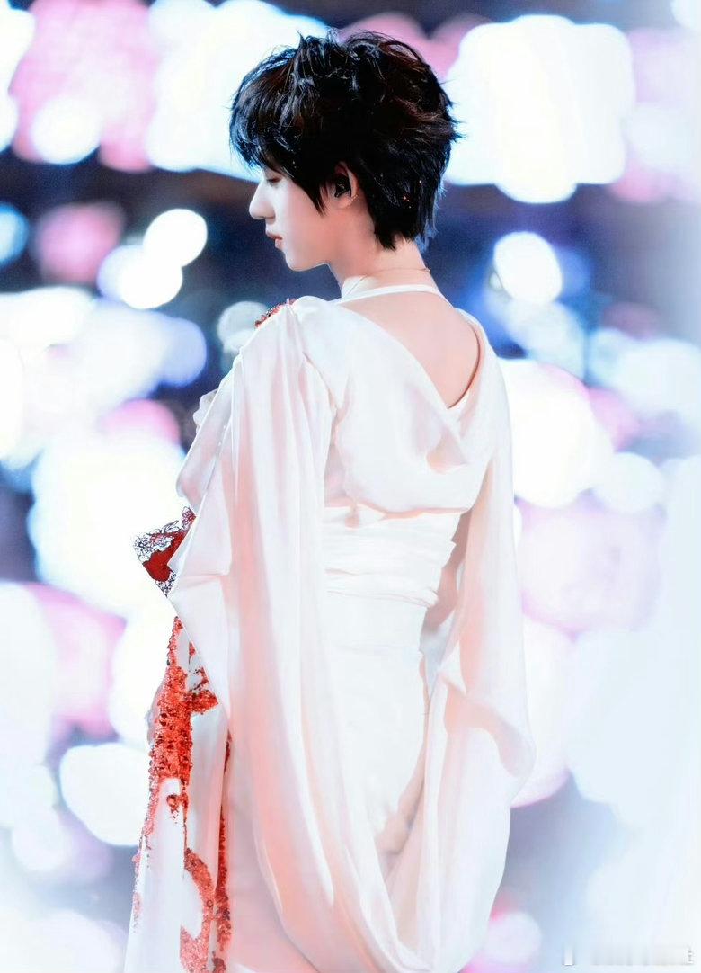 贺峻霖美背vocal！谁拒绝的了贺峻霖的美背啊！不同角度的贺峻霖，背依然如此的美