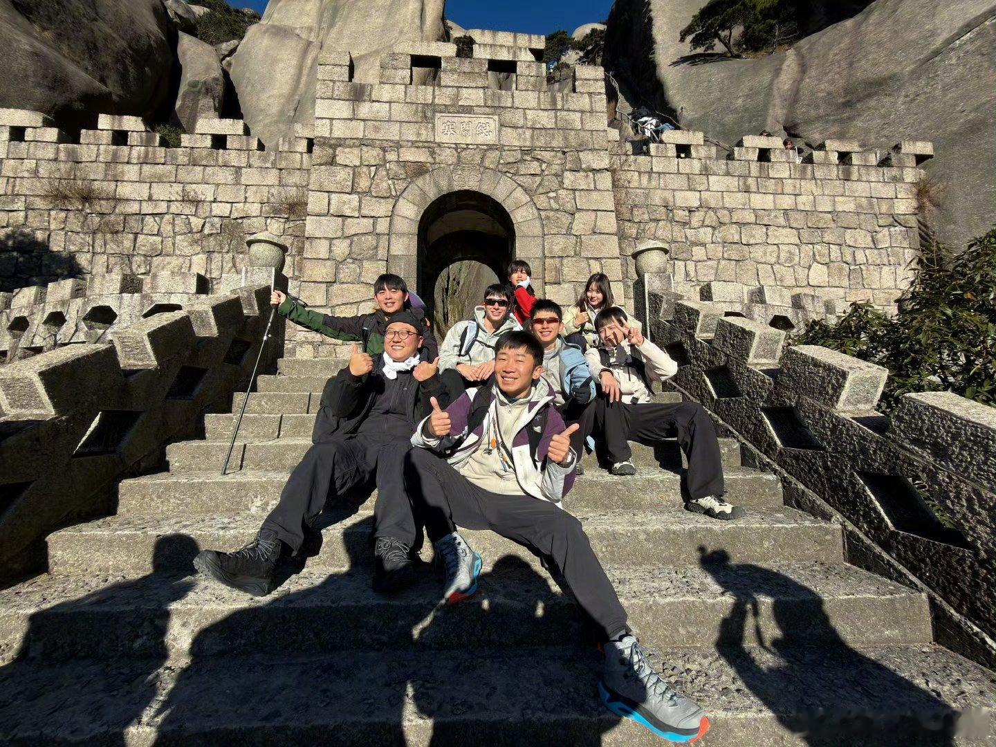 杨迪回应喝路人的水杨迪回应喝路人水，笑称自己“喝前有讲究”，一闻二看三感受，这经