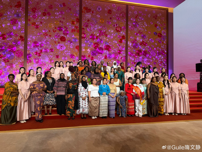 #全国三八红旗手隋文静#  奥运冠军今日发博：又是一年妇女节，再次参加妇女招待会