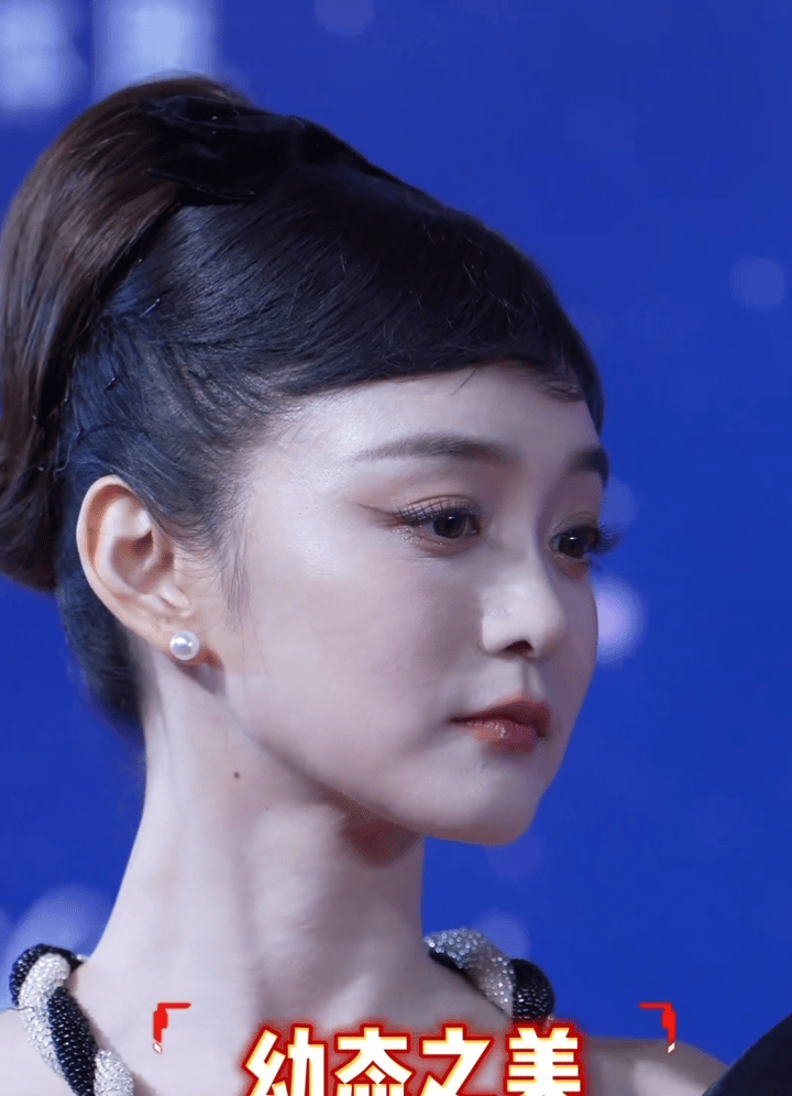 哪有什么幼态脸
女人只要上了年纪
什么脸它该显老的还是要老

何泓姗是内娱出了名