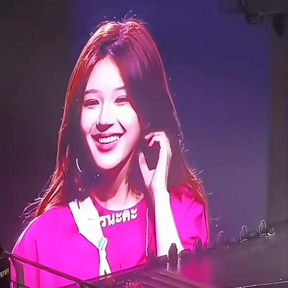 女明星公开自己来月经了，是要制造话题吗？
女演员赵露思在泰国开演唱会时，跟现场观