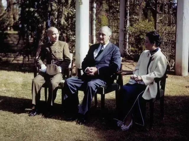 1943年，蒋宋夫妇与罗斯福的一张合影，当时正值二战同盟国的反攻时期，罗斯福提出