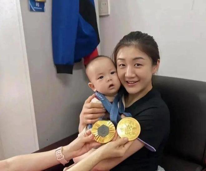 全红婵抱娃是“妹姨组合”，陈梦抱娃直接升级“豪门阔太”既视感！😂

谁能想到，
