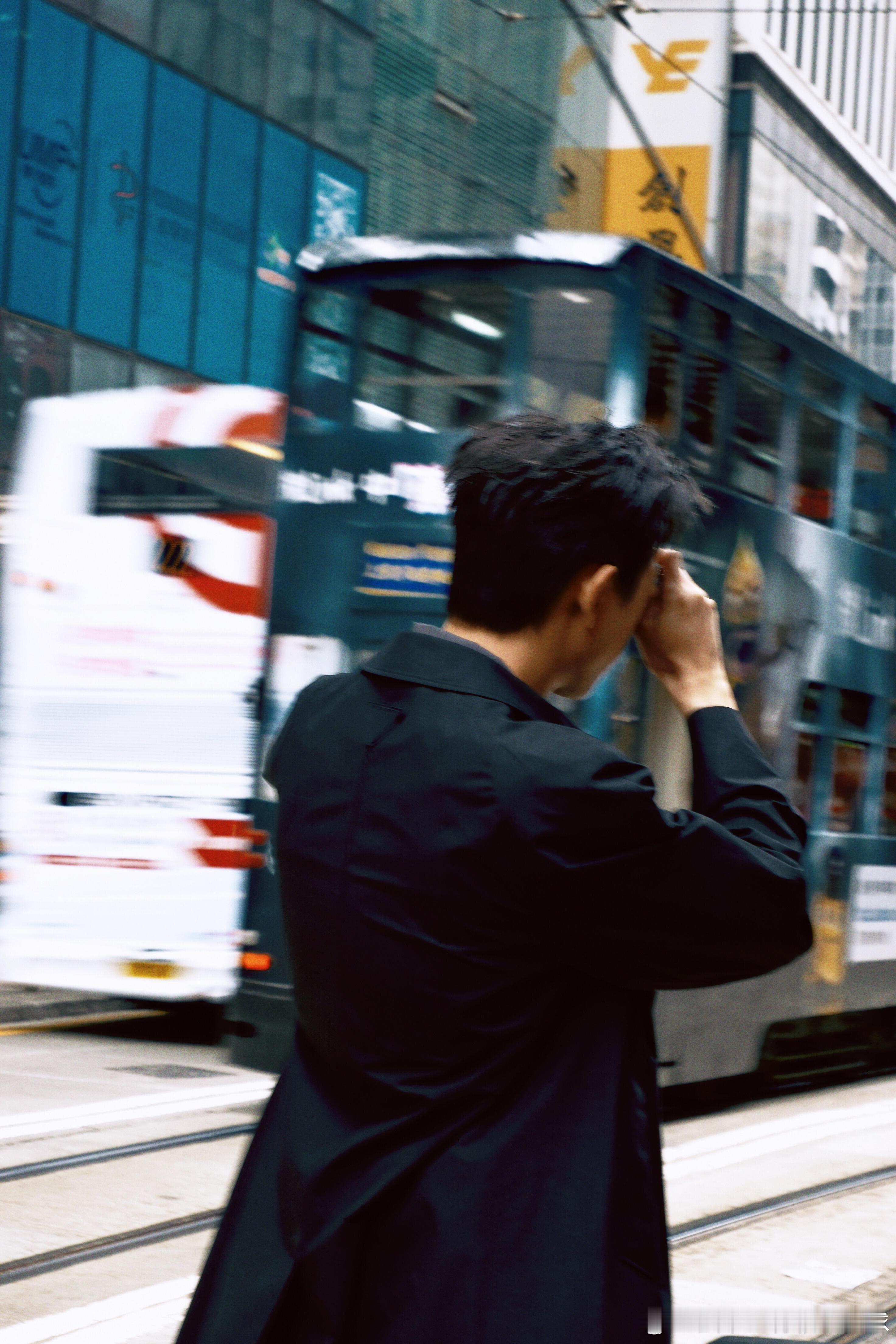 李现真的做到了又红又自由不追热搜不轧戏，用作品站稳脚跟从流量蜕变为实力派，闲时扛