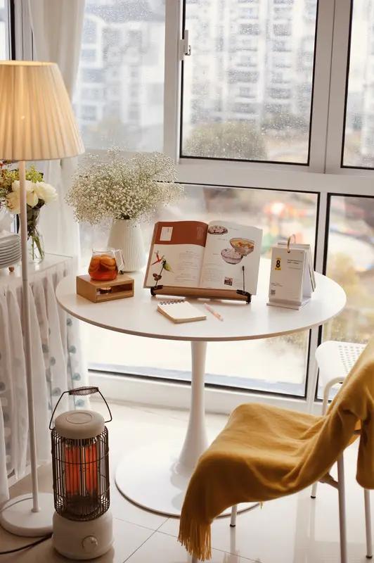 整理了春日书桌一角，把最近在读的书和喜欢的小物件都摆好，在忙碌里给自己留了一方治