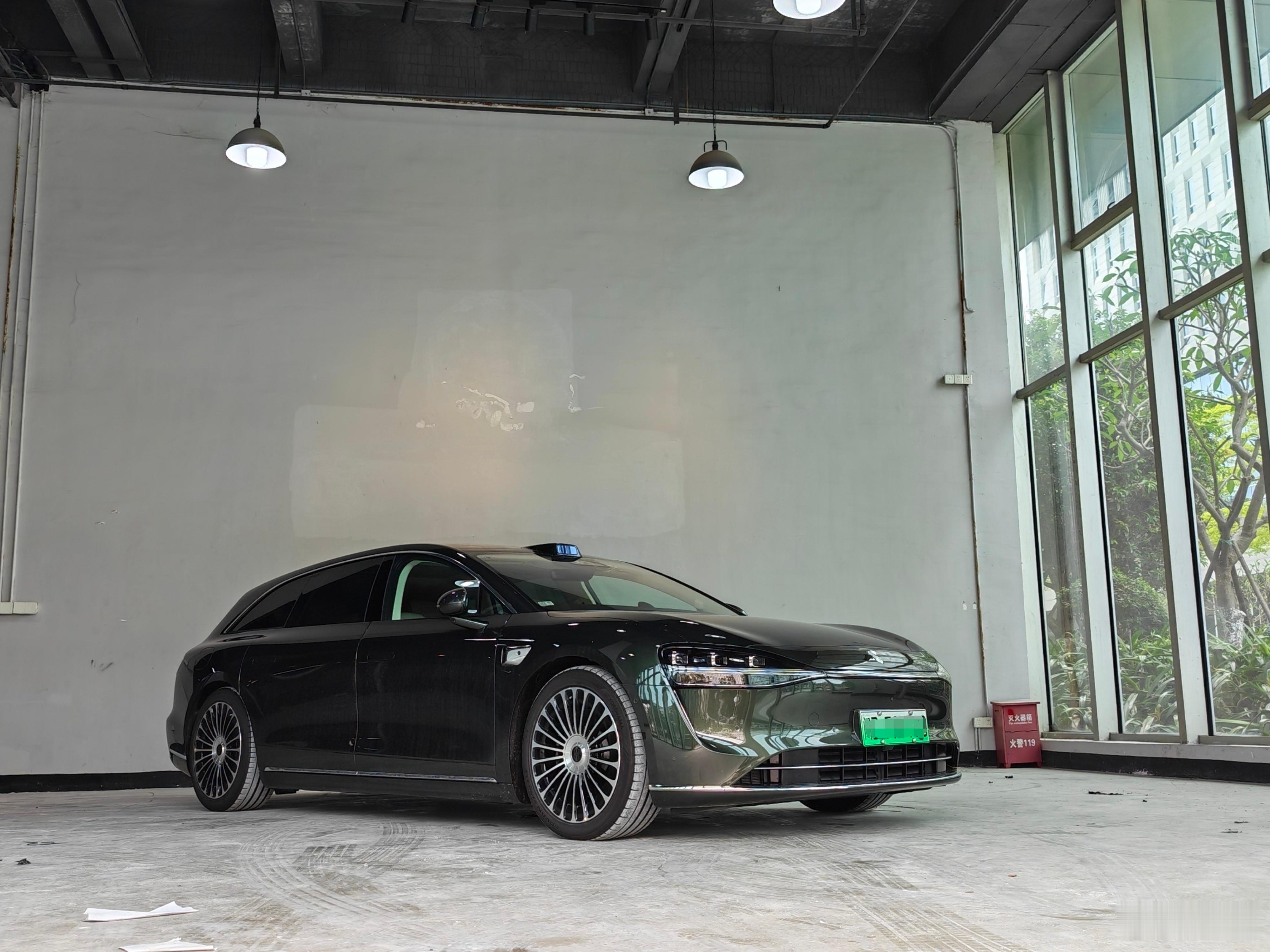 把车开进工作室试试，效果还不错😎今天也找了新工头，重新报价看看。 