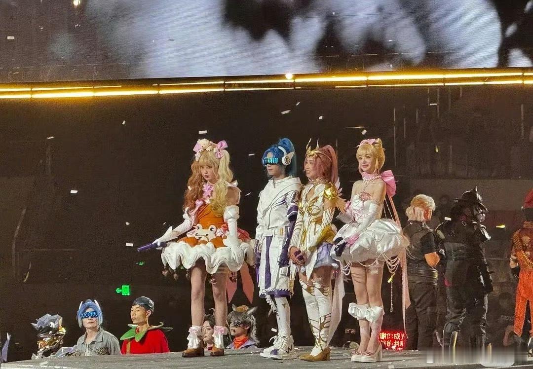 虞书欣、祝绪丹、宋茜、田曦薇今日活动cos合照，第一眼看到谁 ​​​