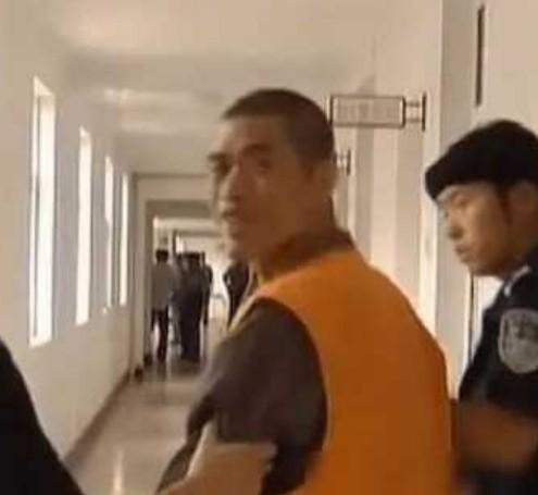 2005年，死刑犯张顺兴吃完最后一顿饭，笑着跟母亲做最后的告别，然而，就在临刑枪