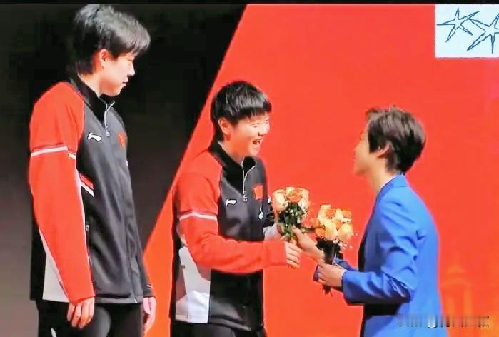 看到袁大大20年的变化，才知道张怡宁多么喜欢孙颖莎！

说实话，莎莎没拿到香港总