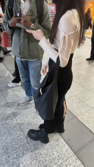 这个年轻女孩刚刚和小黑哥互留了联系方式。
两个人成功互加微信好友后，女孩看起来笑