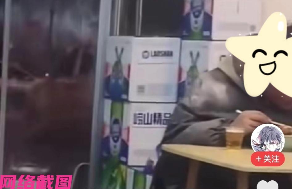 某个十七岁的小男孩，自己一人在外地干活，只是生活的无奈让他看到自己身处的委屈与尴