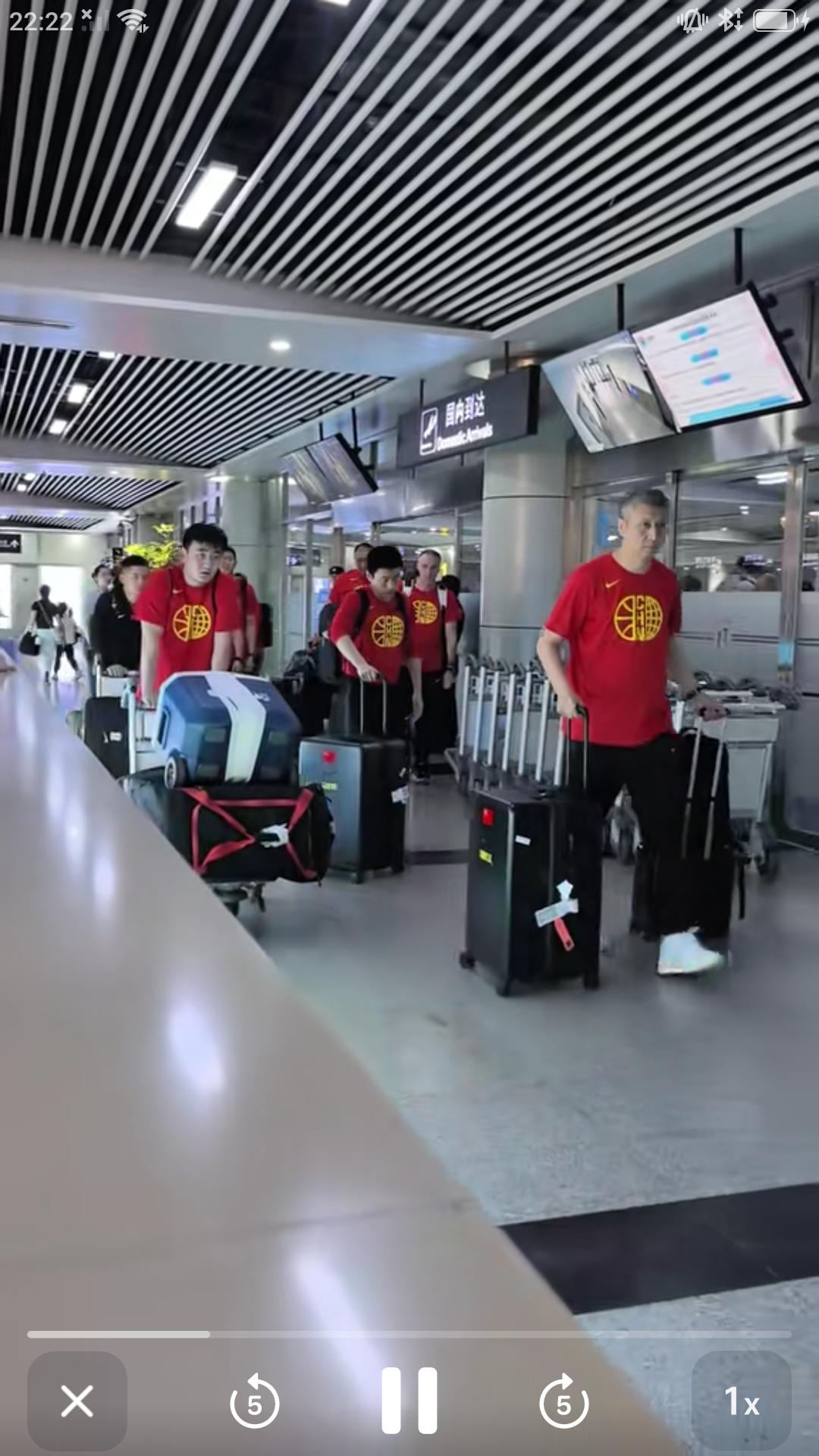 【中国男篮最新消息】据央视网消息，昨天下午中国男篮集训队乘坐飞机顺利抵达湖南长沙