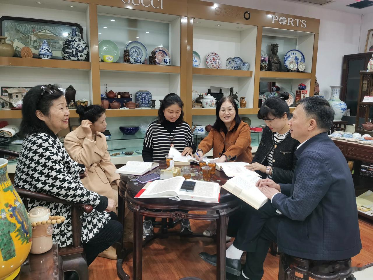 扬州红楼宴
潘进整理
扬州红楼宴是红楼梦爱好者的钟爱，宴席单上有糟香舌掌、酒醉青