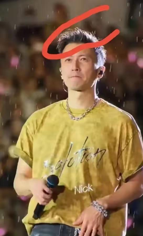 谁懂！看了谢霆锋广州演唱会，我直接被他雨中造型惊艳到失语！
 
演出中途，大雨倾