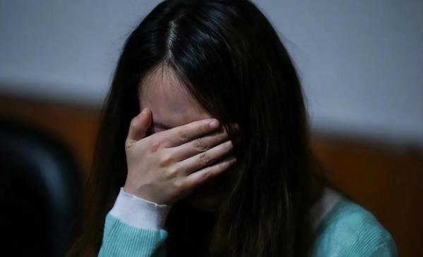 山东威海，19岁女孩在酒吧工作时，与21岁男子发生关系。2天后，女孩服用避孕药，