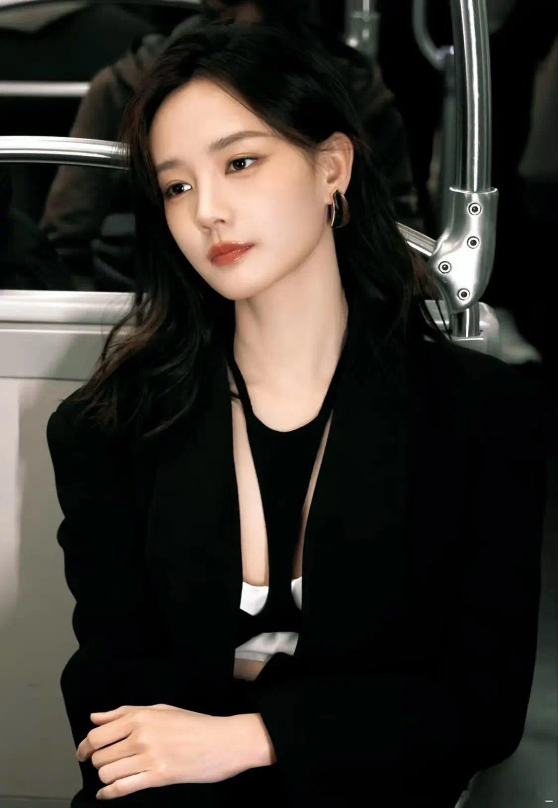谁来懂一下李一桐这双手李一桐姐感无敌🤤手和脸都是如此的权威李一桐｜姐感 ​​​