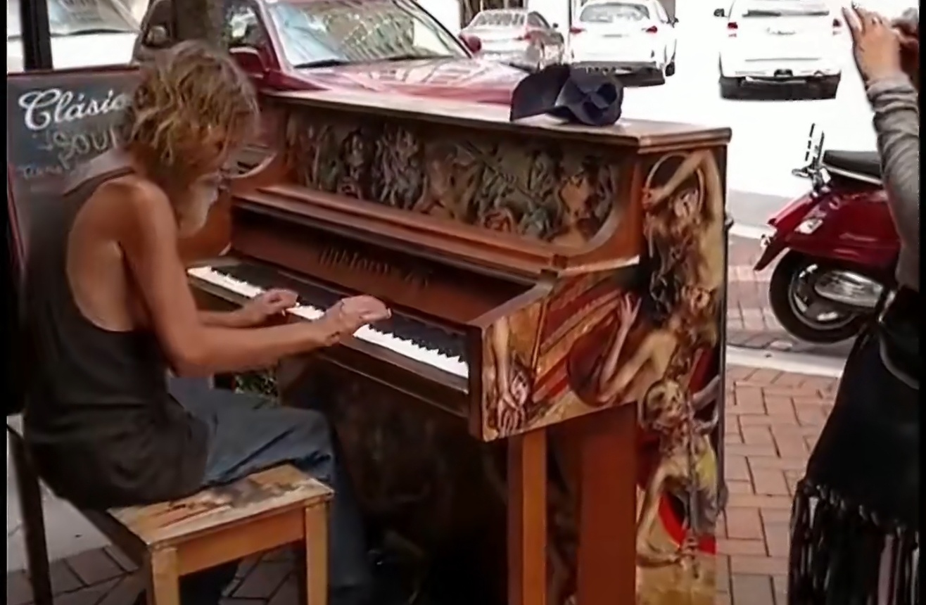 那些年被公知神化的美国，被牢A真实了！什么美国连流浪汉都会弹钢琴哟，原来是钢琴家