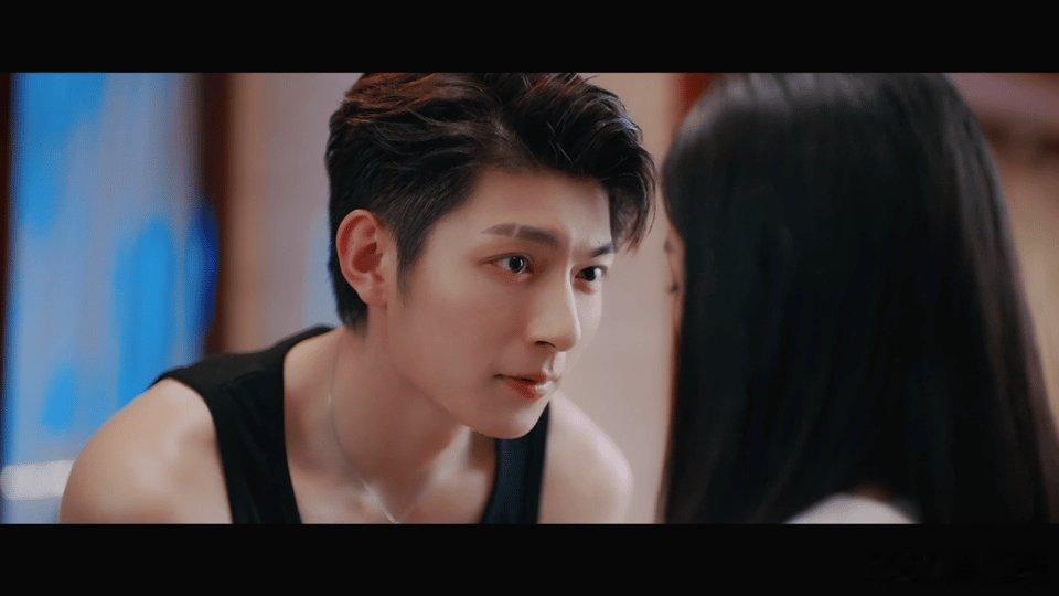 樊治欣新剧顶着疯批脸做裙下臣嘴上放狠话，行动全是宠，这才是顶级裙下臣啊！季知节疯