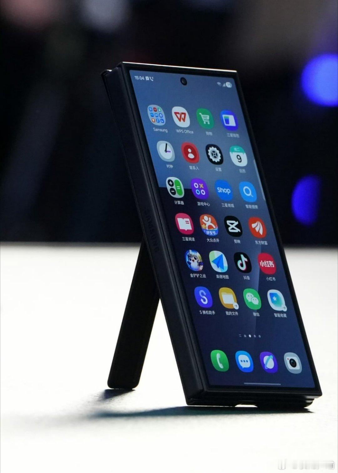 三星G型三折叠体验如何一眼看过去真有点厚，但听到展开能当笔记本电脑用，那瞬间不觉