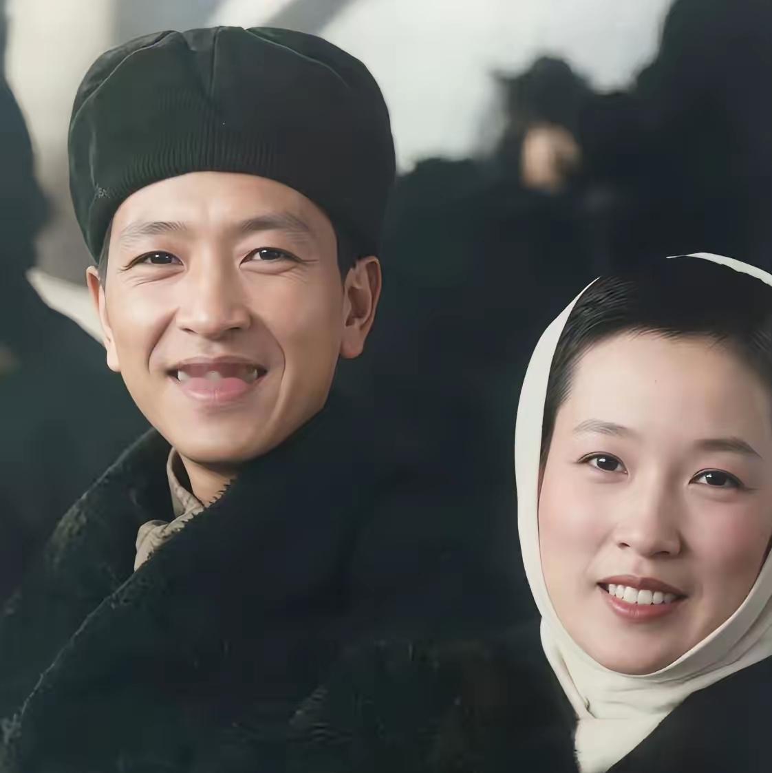 1940年，18岁的赵兰香明眸皓齿，气质不凡，在甘肃庆阳任教时与耿飚相识。当时耿